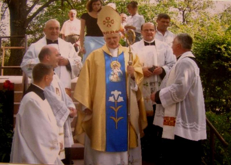parafia polskokatolicka 2_09.jpg - Rok 2005. 80 lat parafii, z udziałem ks. bp Jerzego Szotmillera i ks. prob. z parafii rzym-katolickiej
